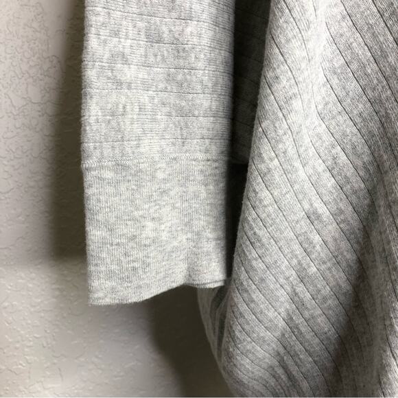 Cabi Watson light gray ribbed dolman sleeve knit sweater size Medium #5451 - Picture 11 of 14